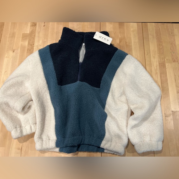 GREY BANDIT WOMWNS SMALL PULLOVER JACKET NWT - Picture 1 of 4